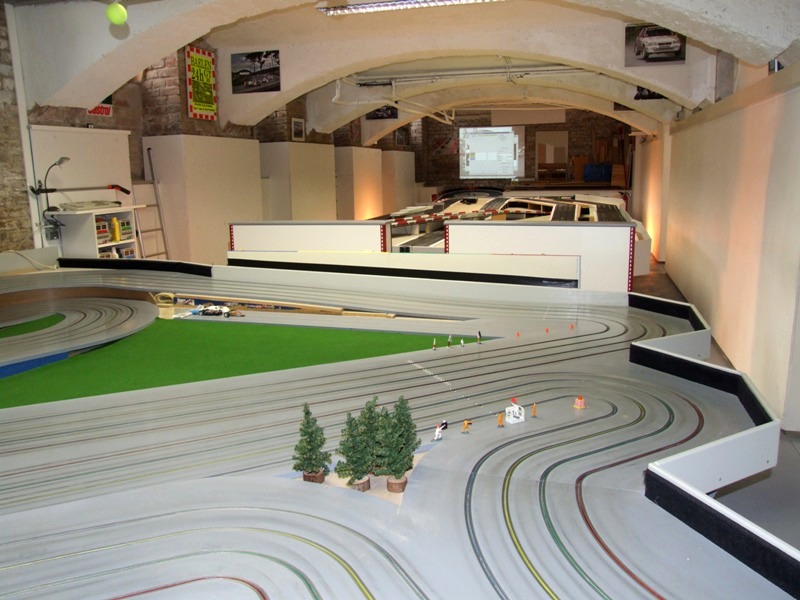 Mosler_03.JPG: Blick in den Bahnraum auf die Holzbahn und die Scalextric