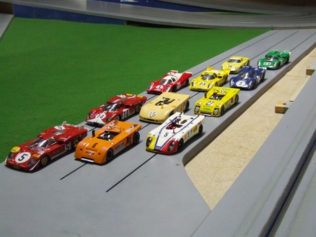 Slotcars_Holzbahn.JPG: Autos auf der Holzbahn