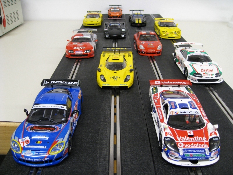 Slotcars_Scali.jpg: Autos auf der Scali