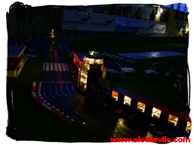 r0011220.jpg: Blick in Richtung Eau Rouge bei Nacht, sehr schön die beleuchteten Boxengebäude